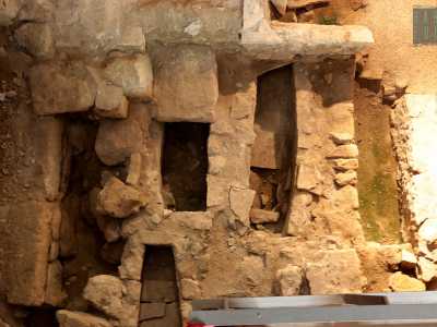 Innumerevoli sono le chiese sorte nel periodo bizantino, sepolte da tanti secoli di storia. Ricordiamo Sant�Apollinare, i cui resti sono visibili sotto il Castello Normanno-Svevo...